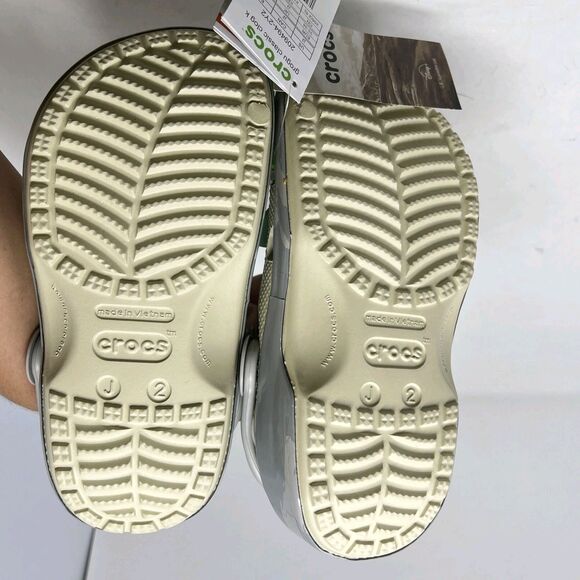 New Crocs Star Wars Baby Yoda Mandalorian Classic Clogs with Jibbitz Sz J2 - Picture 7 of 12